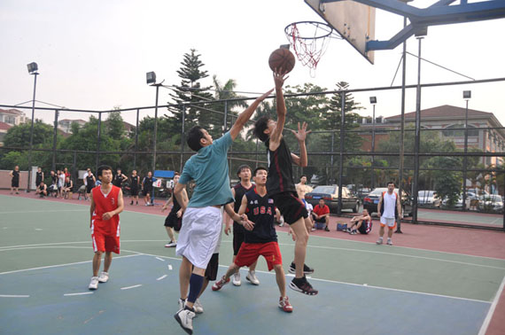 飛馬廣告與頤養(yǎng)院友誼籃球賽