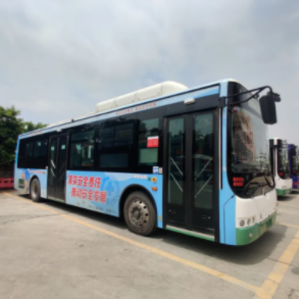 Ta穿上了“花衣裳”，穿梭在大街小巷！